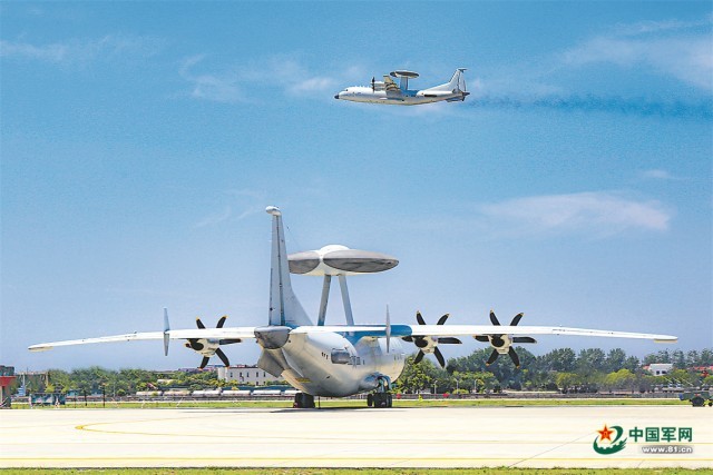 我军战机曾在远海遇险情：外机距我方不足百米，多次“秀”导弹